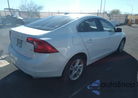 2015 Volvo S60 T5 Platinum z USA, uszkodzony, nr VIN YV126MFD8F1309916